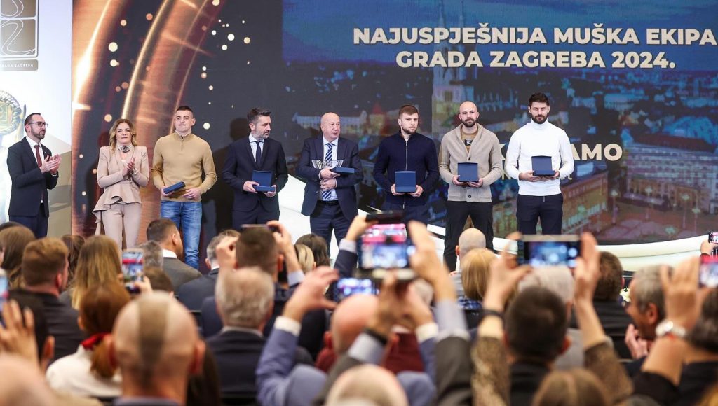 Dinamo u jakom sastavu primio nagradu najbolje momčadi grada Zagreba. ‘Ako se ne smijemo, znate zakaj se ne smijemo’