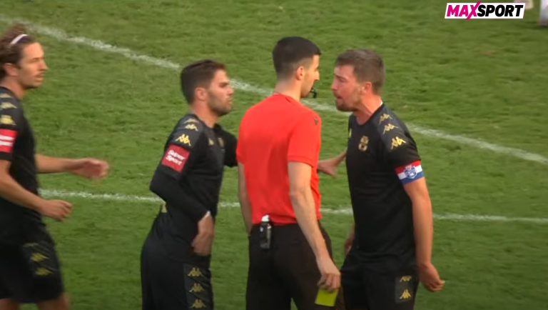 [VIDEO] Burna reakcija Maloče: Gurnuo suca pa dobio isključenje